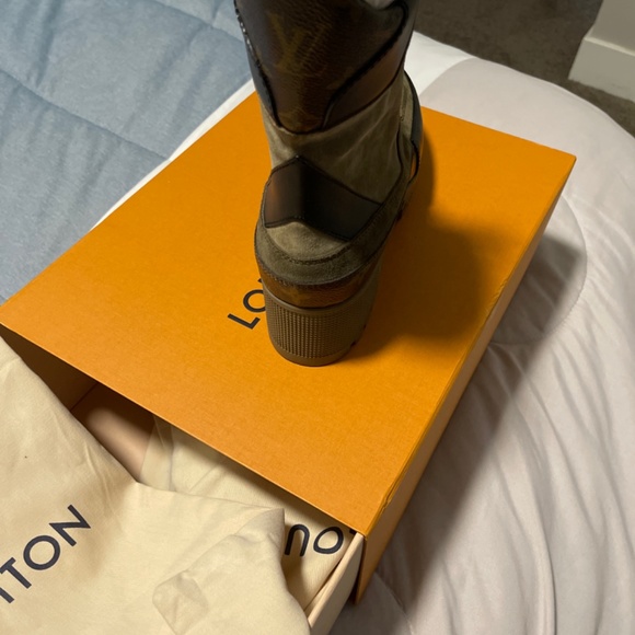 Boots - Picture 4 of 4